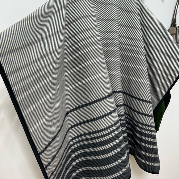 Parisian style Nicole Miller Fleece cozy Poncho/Shawl Xl - Picture 7 of 7